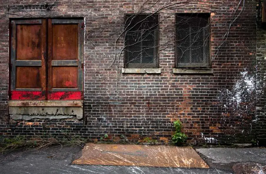 Scary Alley garage decoration idea